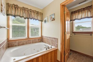 Bathtub, jetted tub, towels - 4251- Top of the World,  private pool, volleyball court, WiFi, and keyless entry. (Duck)