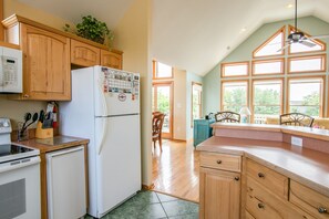 Full-size fridge, microwave, oven, stovetop