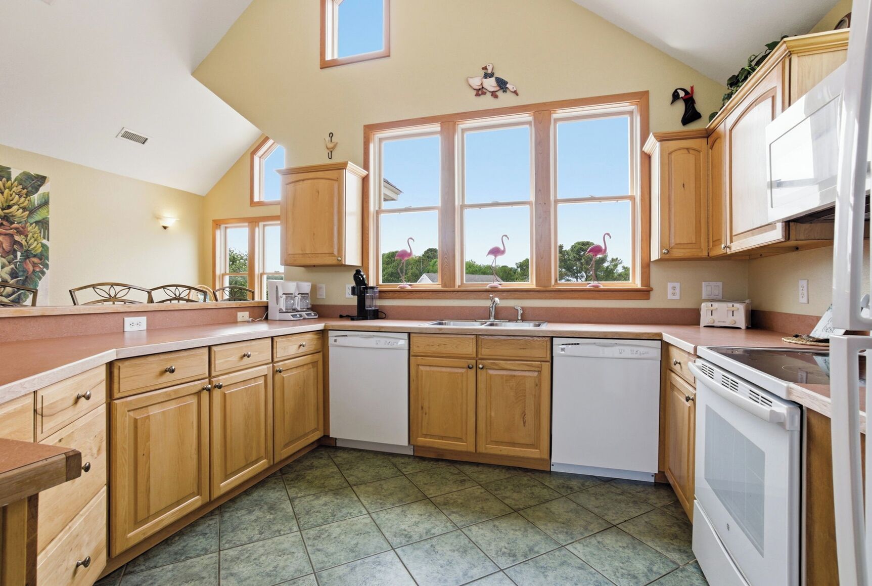 Full-size fridge, microwave, oven, stovetop