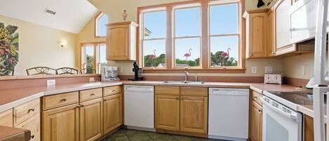 Full-size fridge, microwave, oven, stovetop