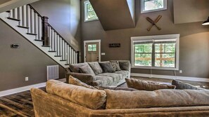 Een smart-tv, een open haard en een dvd-speler