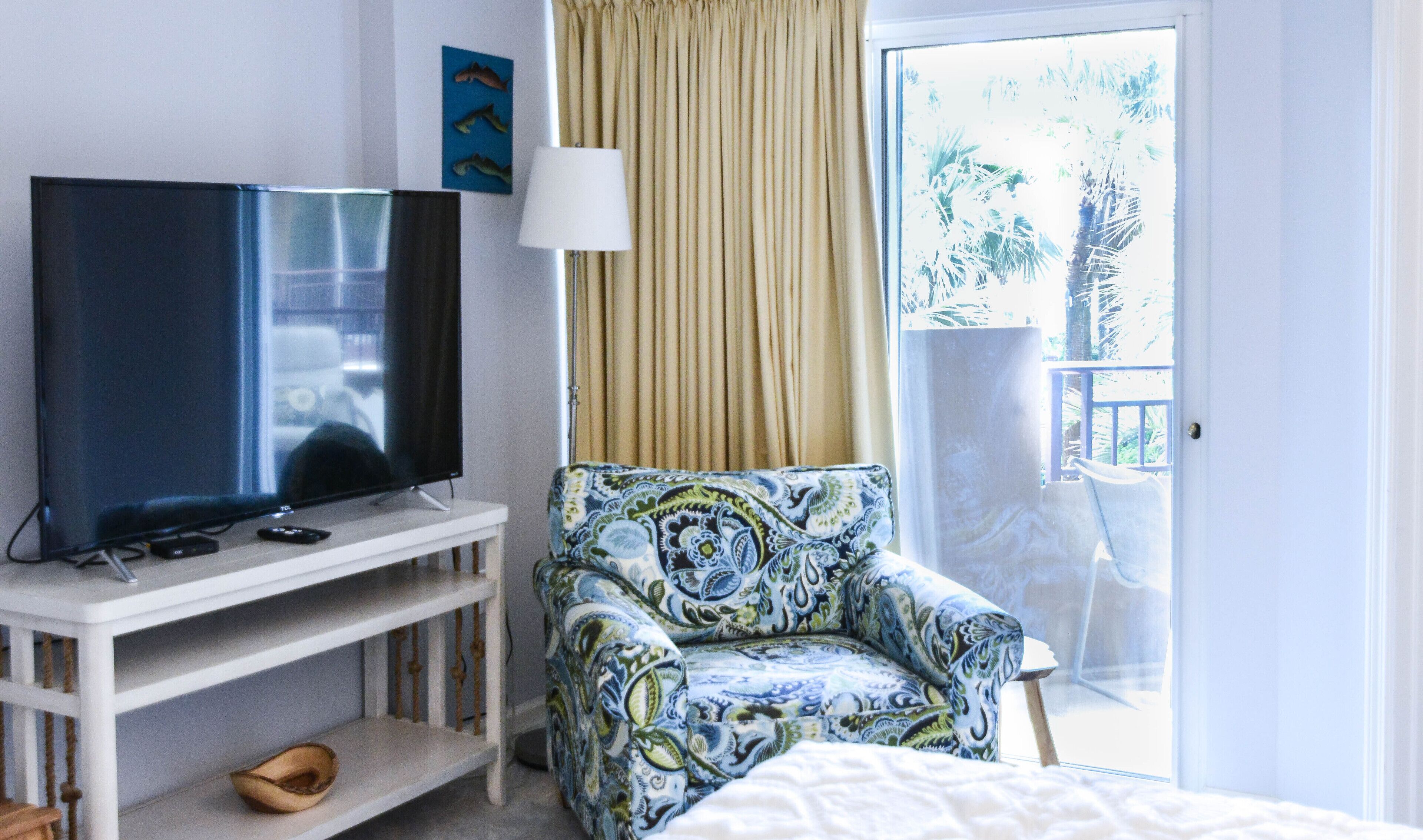 Una Smart TV, videojuegos, un reproductor de DVD, libros