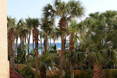 BEACHFRONT! Free Tram. Fully Stocked! Low Rates-No Weird Fees. Kid Friendly
