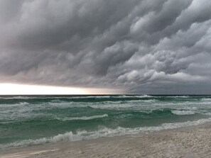 På stranden, solsenger og strandhåndklær