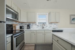 Refrigerador, microondas, horno y parrilla de estufa 