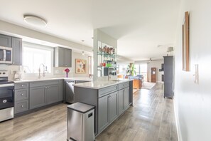 Refrigerador, microondas, horno y parrilla de estufa 