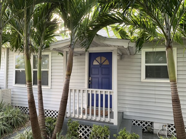 Cottage on Beach Side of Gulf Blvd! - Treasure Island | Vrbo