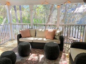 Una televisión, una chimenea, un reproductor de DVD