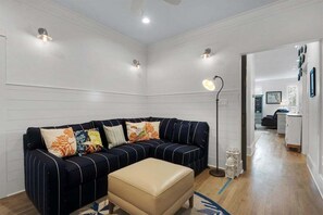 Fernseher, Kamin, DVD-Player