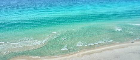 En la playa y camastros