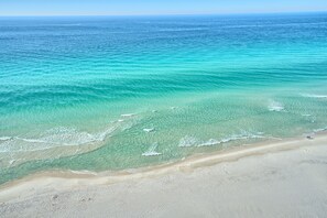 Uma praia com águas turquesa cristalinas e areia dourada.