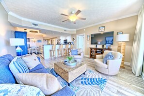 Smart-TV, DVD-spiller, bøker og stereoanlegg