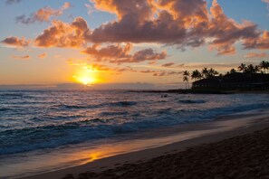 Beach nearby, sun-loungers, beach towels