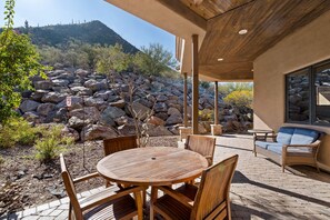 Outdoor dining - Ladera Vistas - Panoramic Views, Heated Infinity Pool-Spa, Access to Hiking (Tucson)