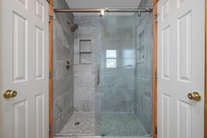 Bathtub, jetted bath, towels - 5757 - Atlantis @ South Beach | Oceanfront | South Nags Head | Sleeps 20 (Nags Head)