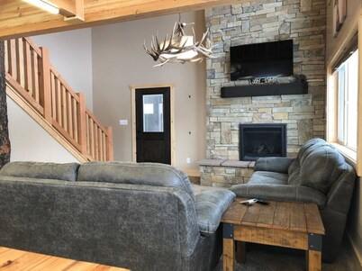 Yellowstone Park Heated Floors Hot Tub New, Grill