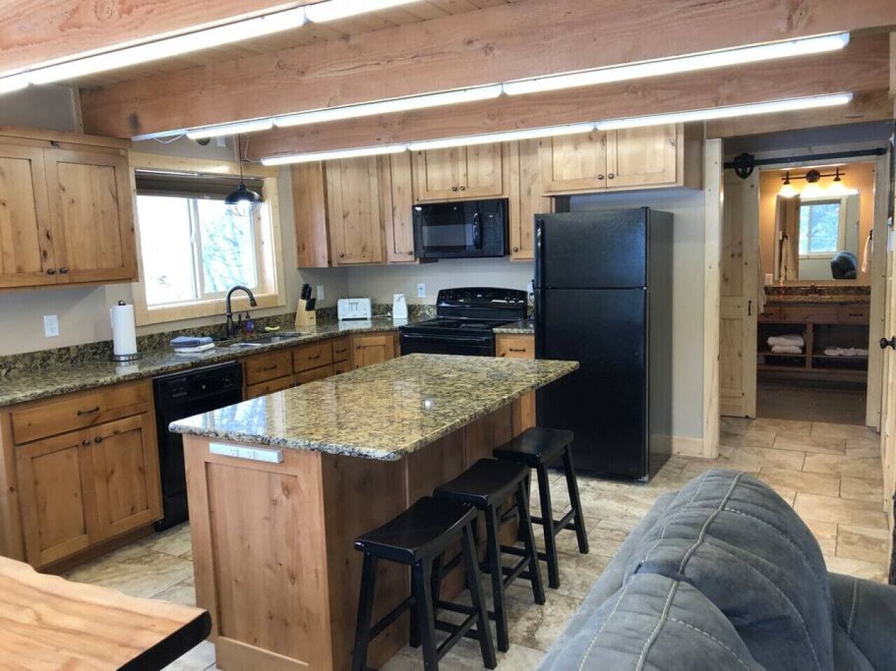 Jääkaappi, mikroaaltouuni, uuni, liesi