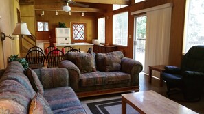 Fernseher, Kamin, DVD-Player