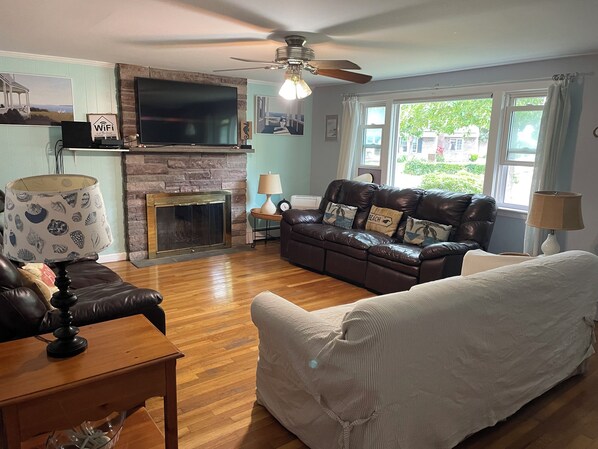 Smart-tv, een open haard, een dvd-speler en een tafeltennistafel