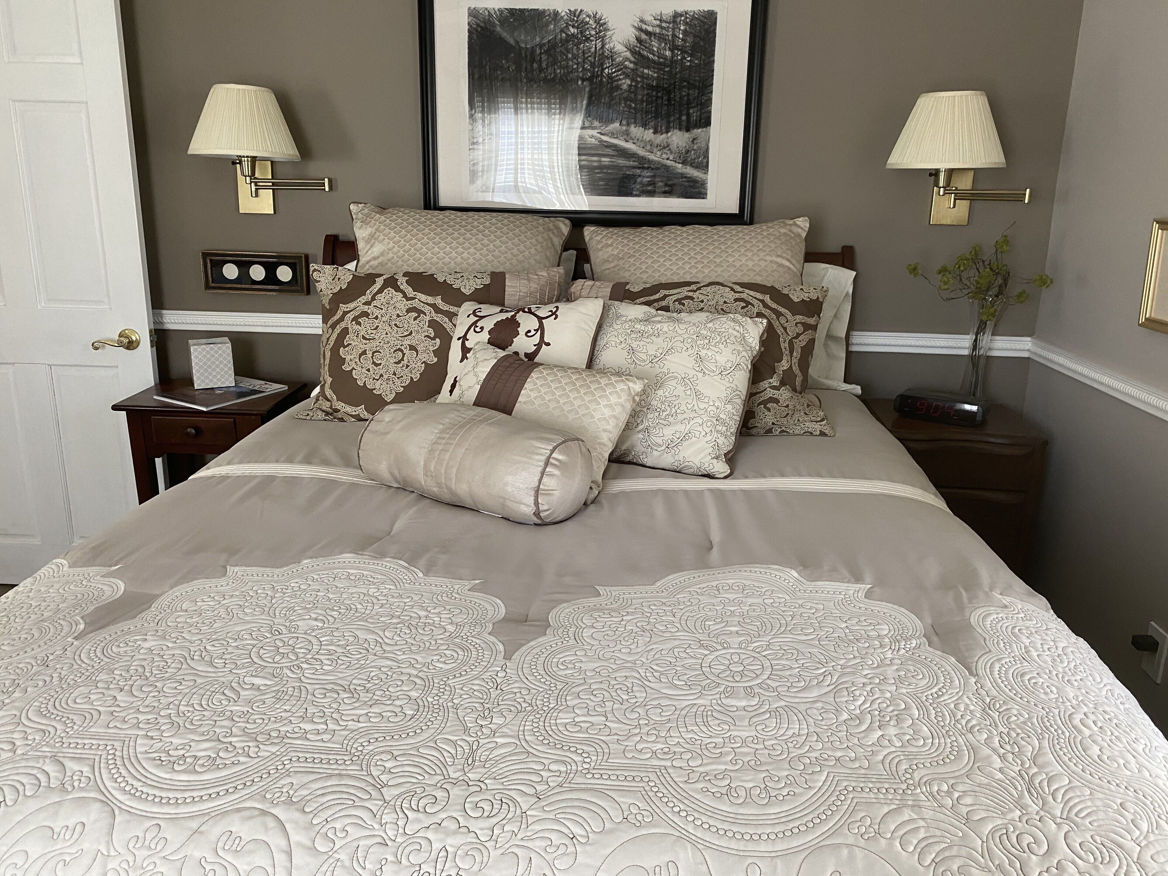 Beautiful Walk to track & downtown Saratoga Springs 4BR, 2Bath w/pool 