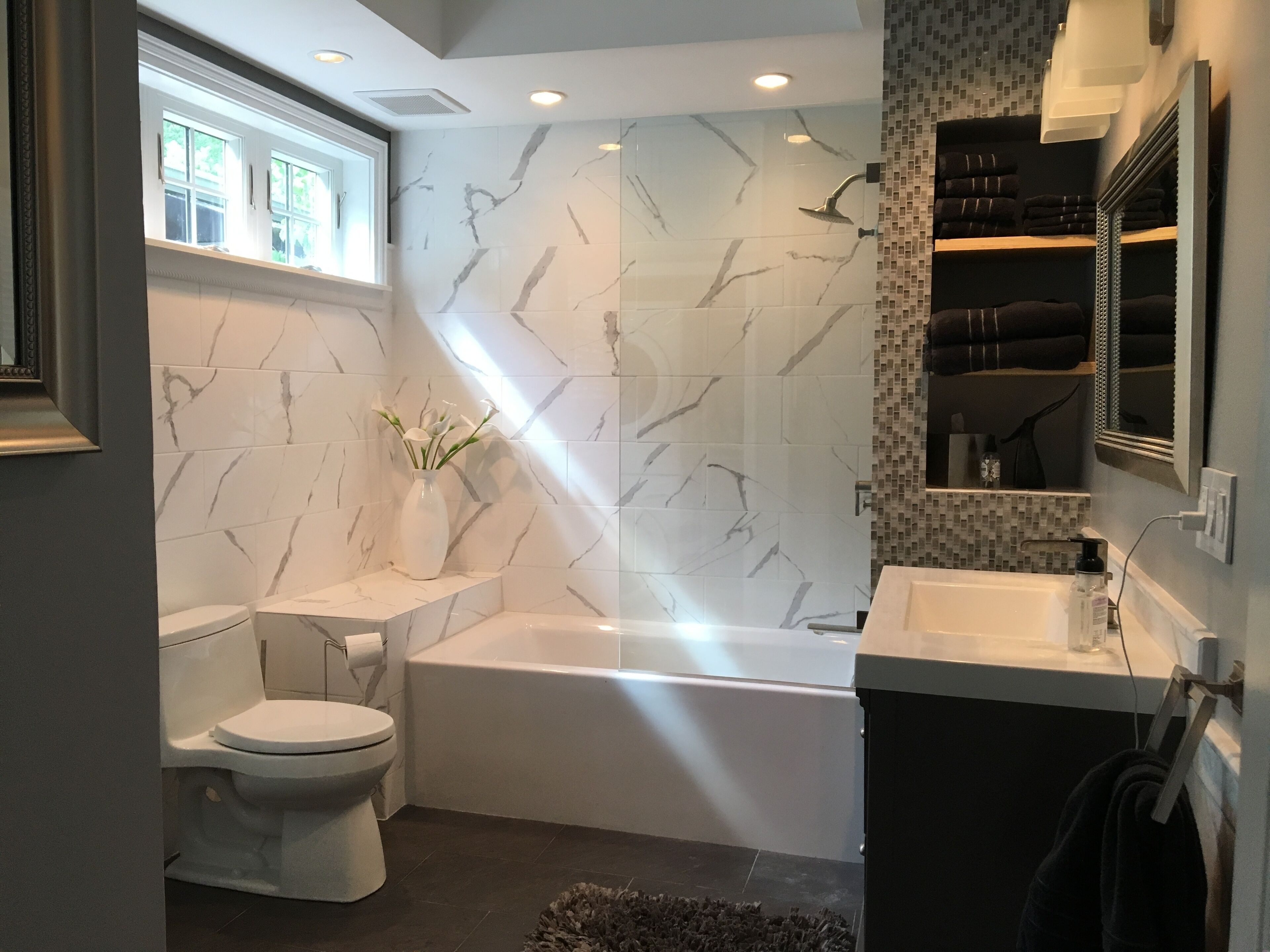 Beautiful Walk to track & downtown Saratoga Springs 4BR, 2Bath w/pool 