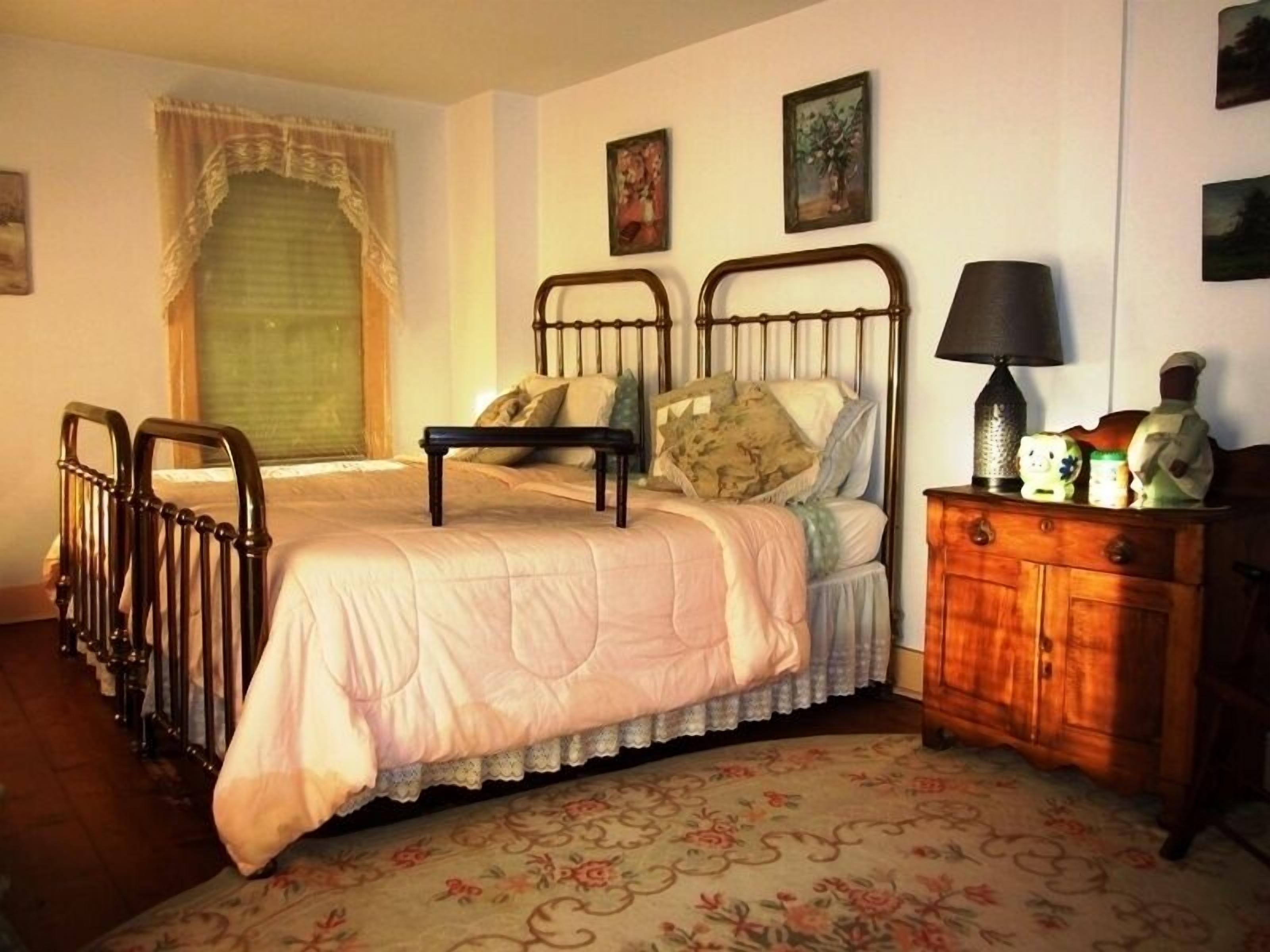 5 bedrooms, desk, iron/ironing board, free WiFi
