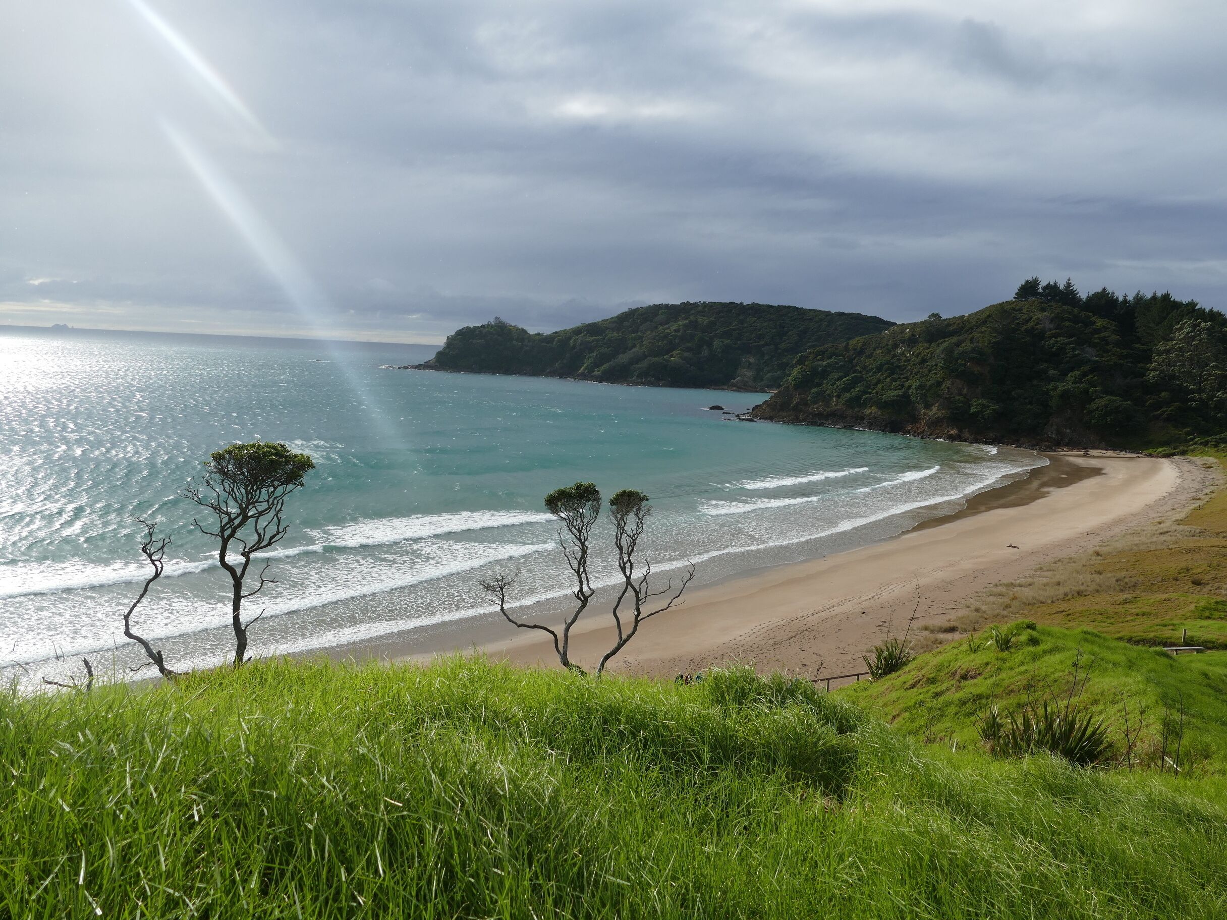 Nära stranden och solstolar