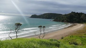 Ranta lähistöllä, aurinkotuoleja