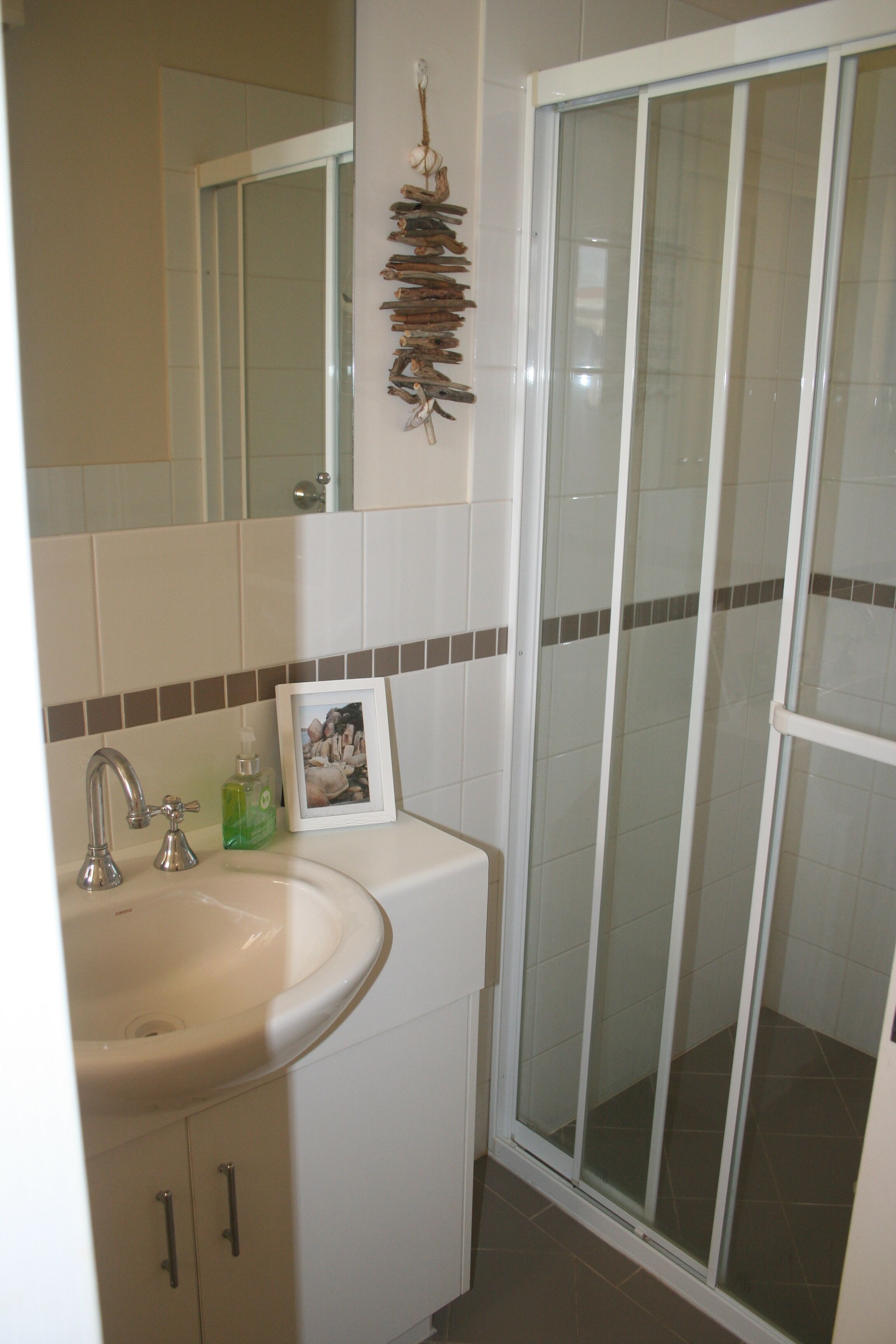Relax and Unwind by the Sea at South Coast Villa (Hayborough) — image 13