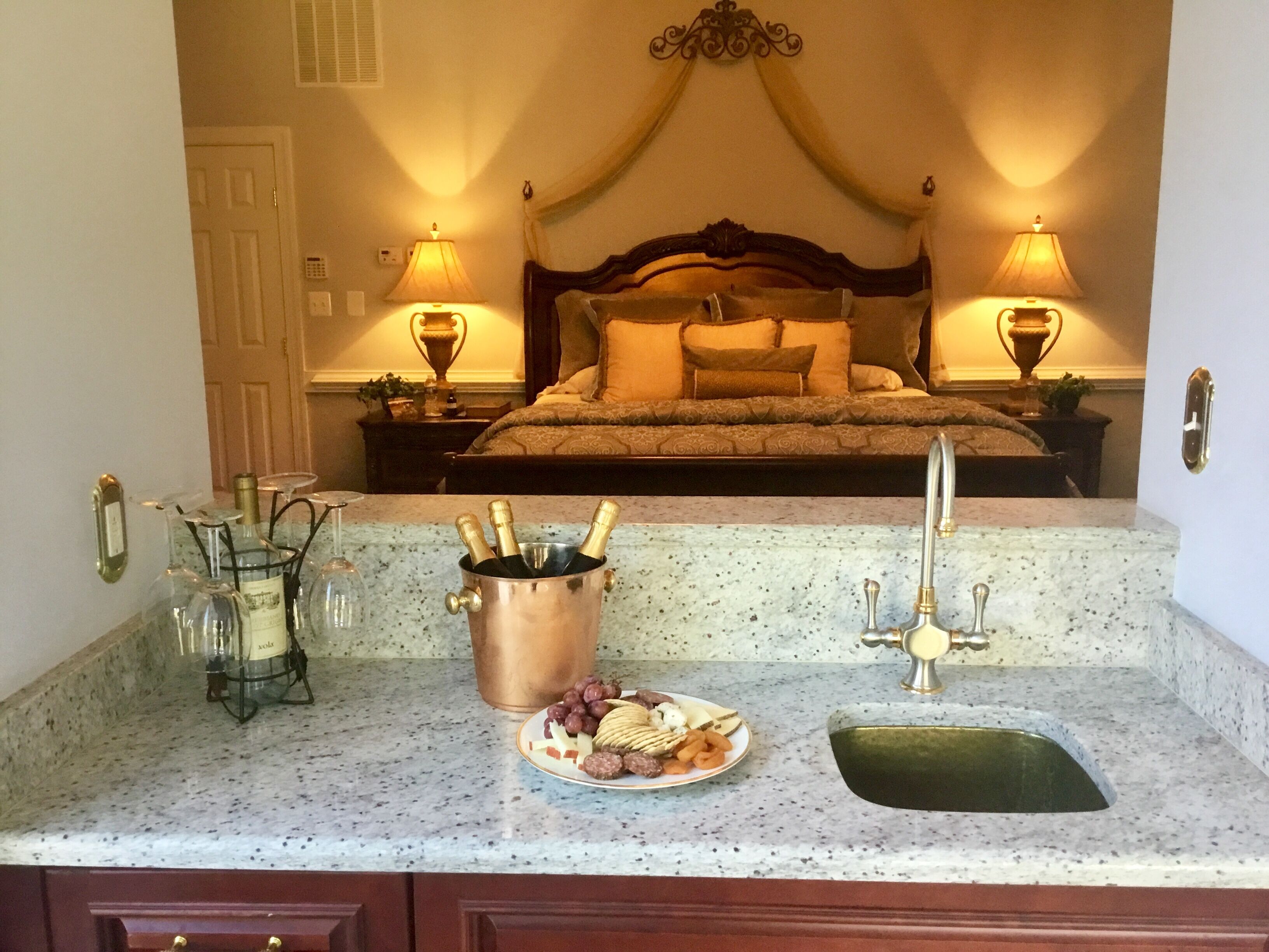 Hidden View - Rent the Inn (5 Rooms, 6 bathrooms, 10 Guests)