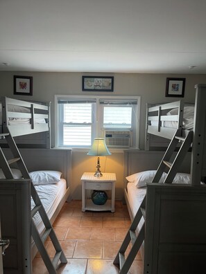 1 habitación, tabla de planchar con plancha y cuna de viaje 