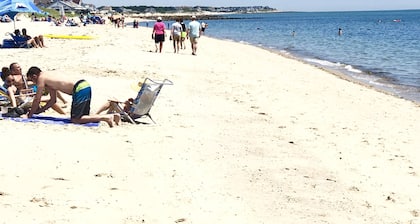 6 dormitorios y 3 baños con A / C central, a pie de playa, cerrada patio, Wi-Fi, TV de alta definición