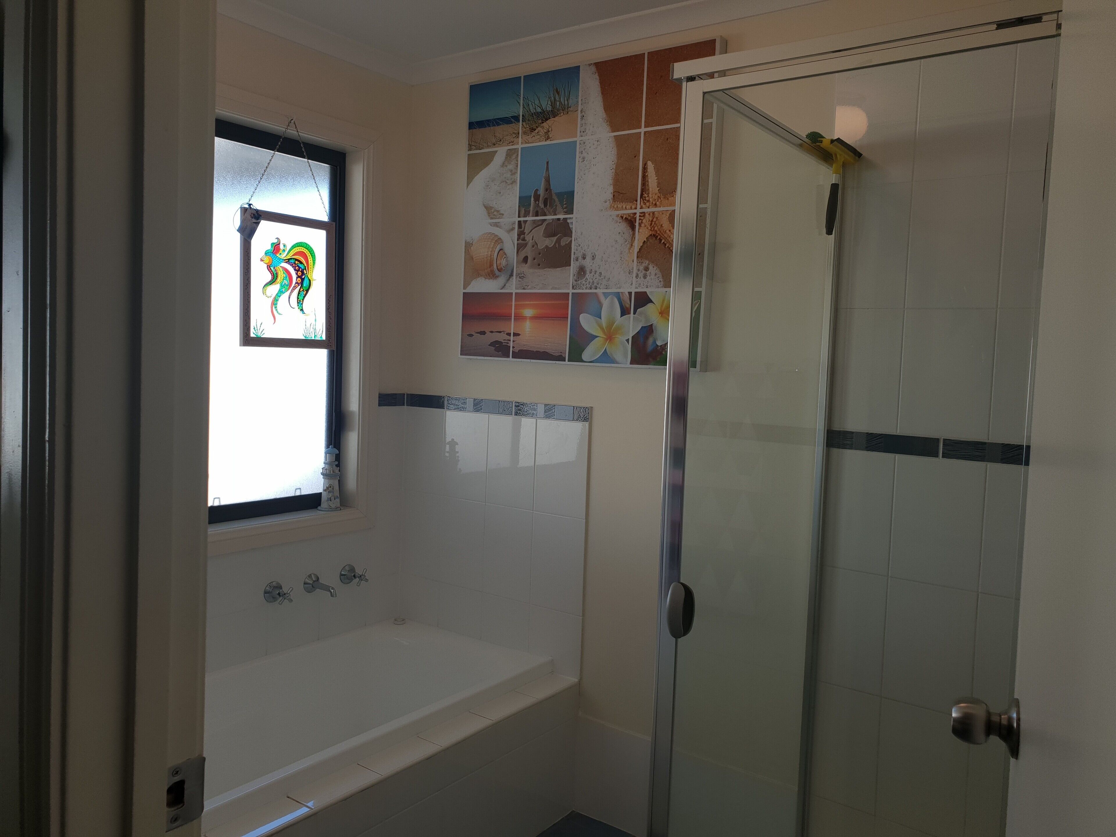 Bañera con ducha, secador de pelo, toallas, jabón