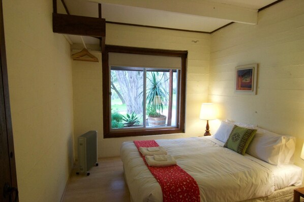 1 bedroom, WiFi, bed sheets - The Homestead driveway is located on the right, just passed the winery. (Wilyabrup)