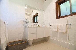 Bathroom - The Homestead driveway is located on the right, just passed the winery. (Wilyabrup)