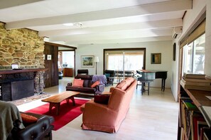 TV, fireplace, DVD player - The Homestead driveway is located on the right, just passed the winery. (Wilyabrup)