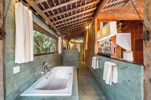Badewanne, Haartrockner, Bidet, Handtücher