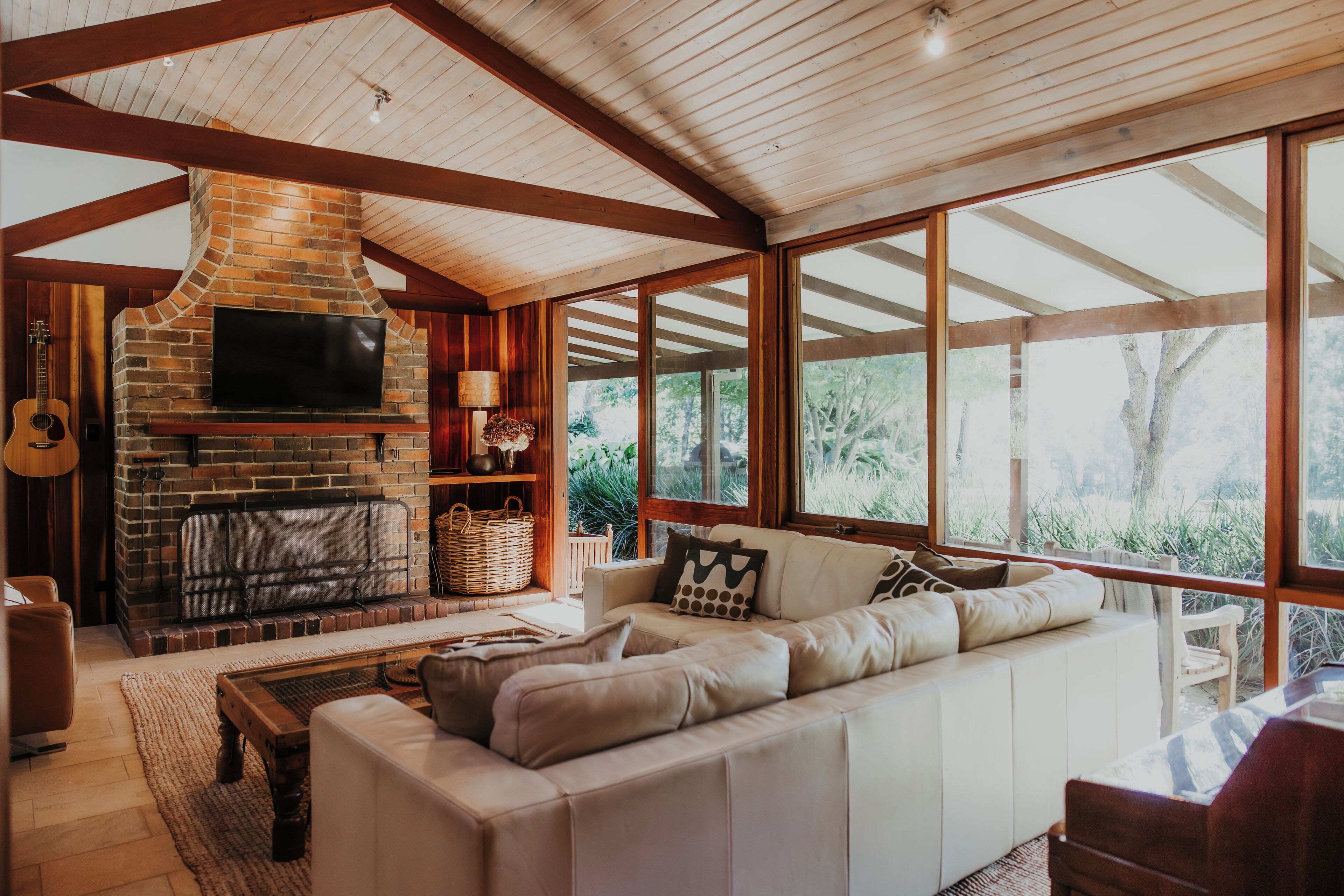 Televisor intel·ligent, llar de foc i reproductor de DVD 