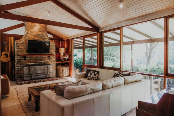 Smart TV, fireplace, DVD player, ping pong