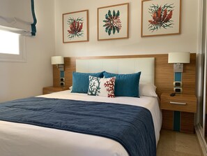 2 chambres, coffres-forts dans les chambres, fer et planche à repasser