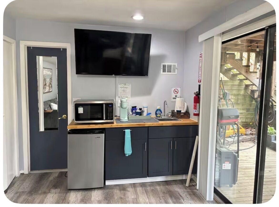 Réfrigérateur, micro-ondes, cafetière/bouilloire, grille-pain