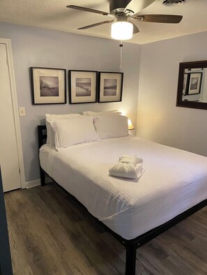 2 makuuhuonetta, työpöytä, silitysrauta/-lauta, ilmainen Wi-Fi