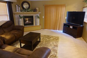 Smart TV, fireplace, video games, DVD player - Cozy House All To Yourself (Colorado Springs)