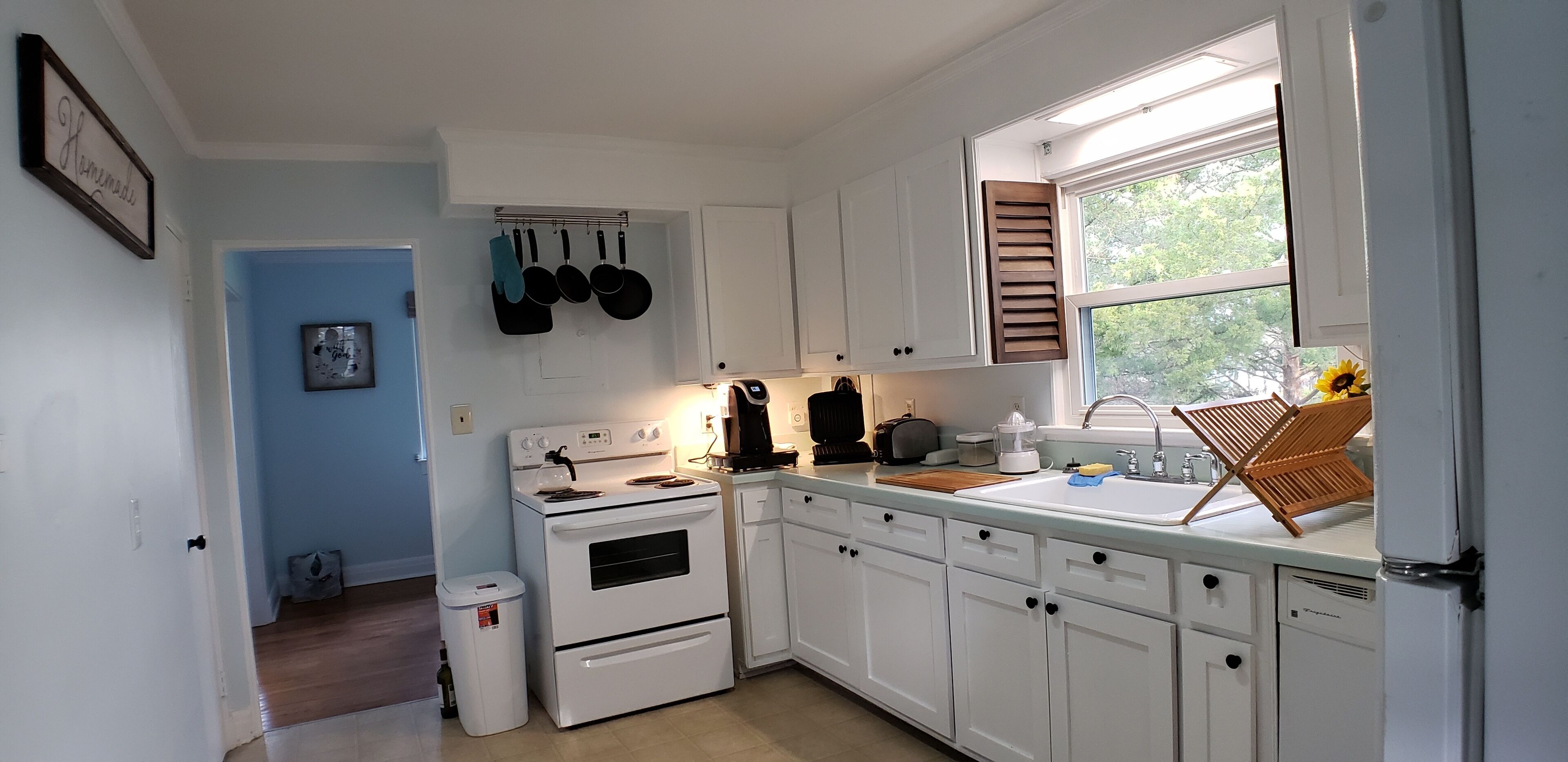 Renovated cottage mins from the beaches and downtown. 