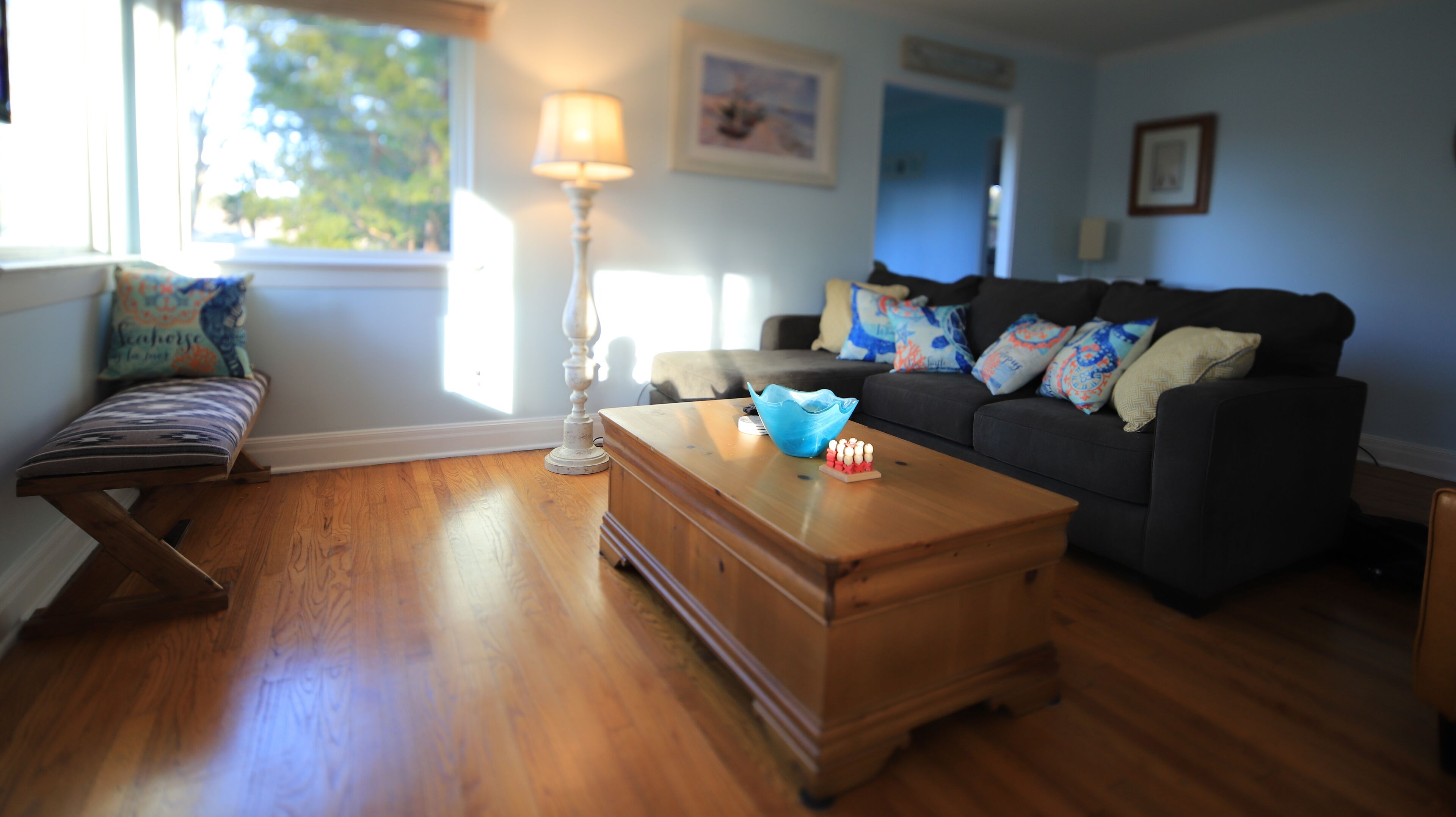 Renovated cottage mins from the beaches and downtown. 