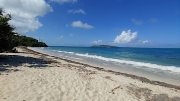 Una spiaggia nelle vicinanze, lettini da mare, teli da spiaggia
