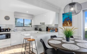 Fridge, microwave, oven, dishwasher - South Seas 3 Port Elliot Beachfront with views of Knights Beach (Port Elliot)