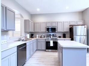 Geladeira, micro-ondas, fogão, cooktop