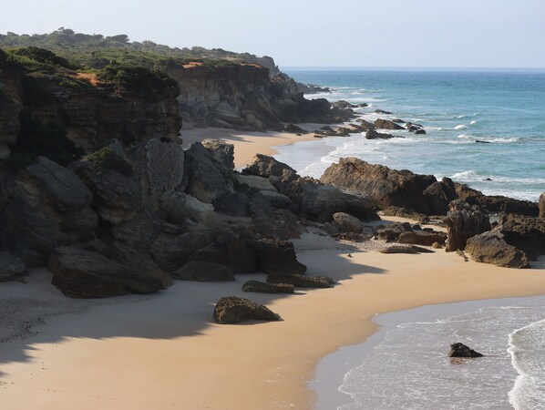 Nær stranden og strandhåndklær
