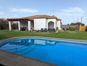 Una piscina al aire libre